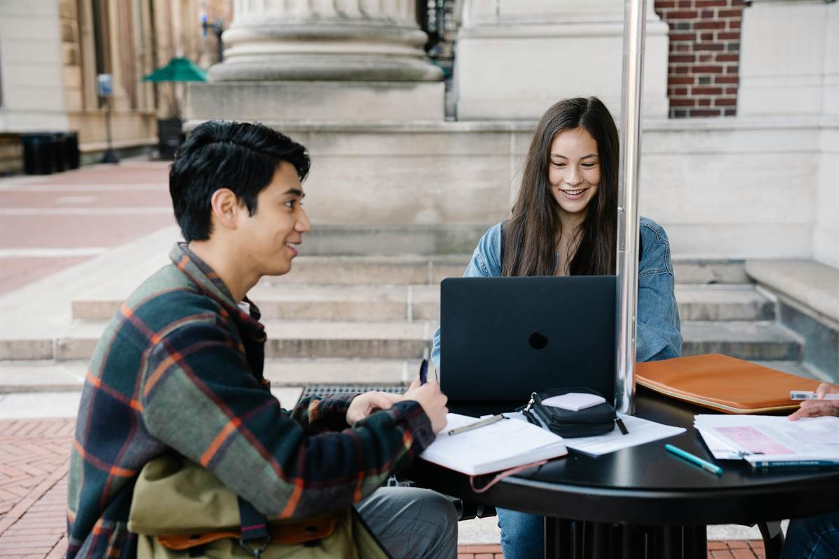 Estudantes em ambiente universit&aacute;rio