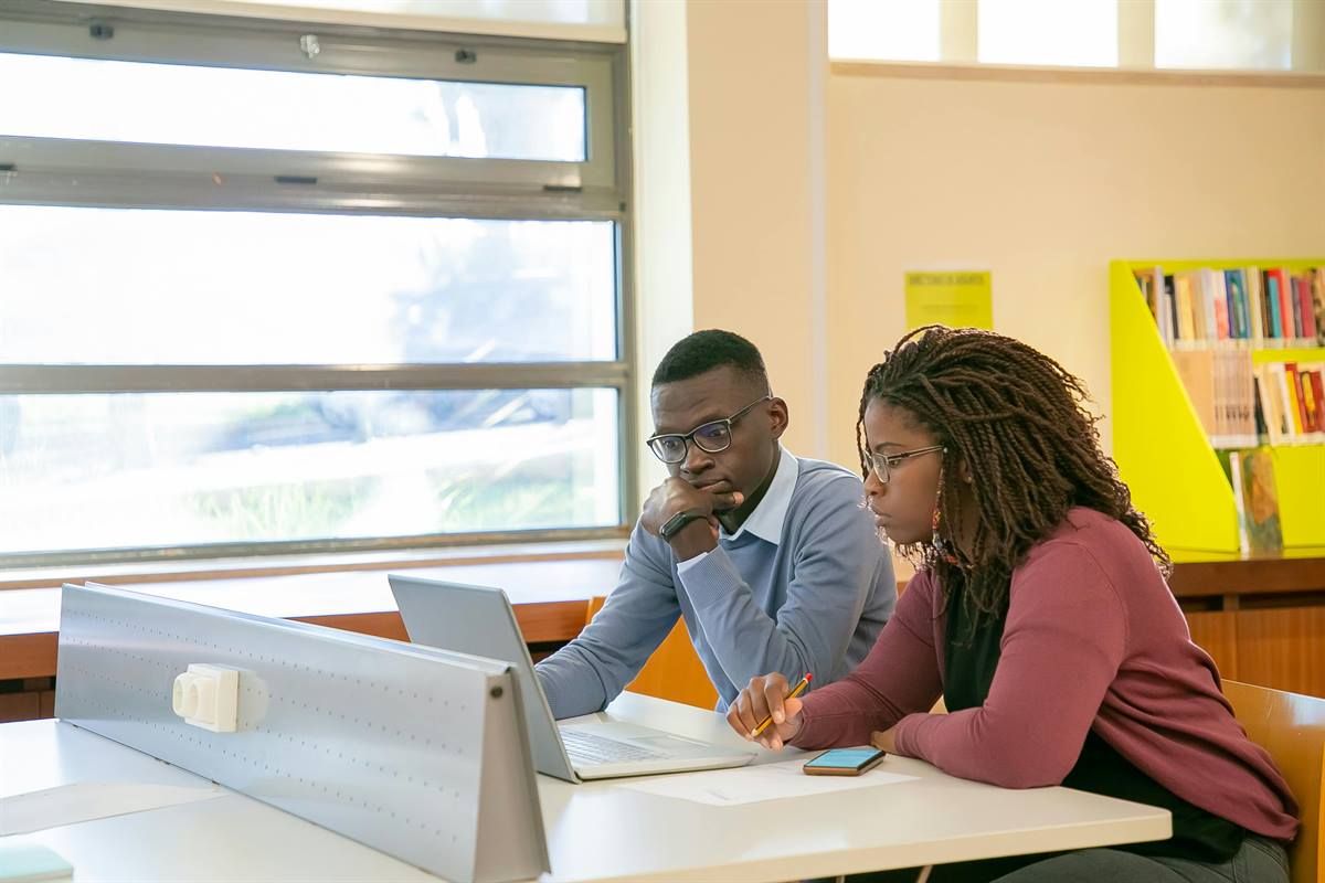 Estudantes a receber orienta&ccedil;&atilde;o acad&eacute;mica